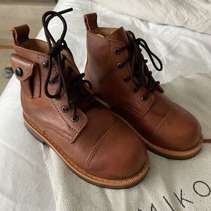 Mikoleon Boots